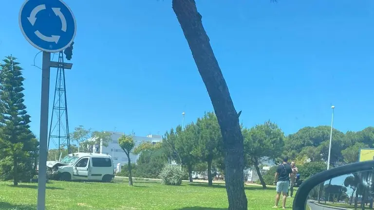 Veh&iacute;culo empotrado en el interior de la rotonda