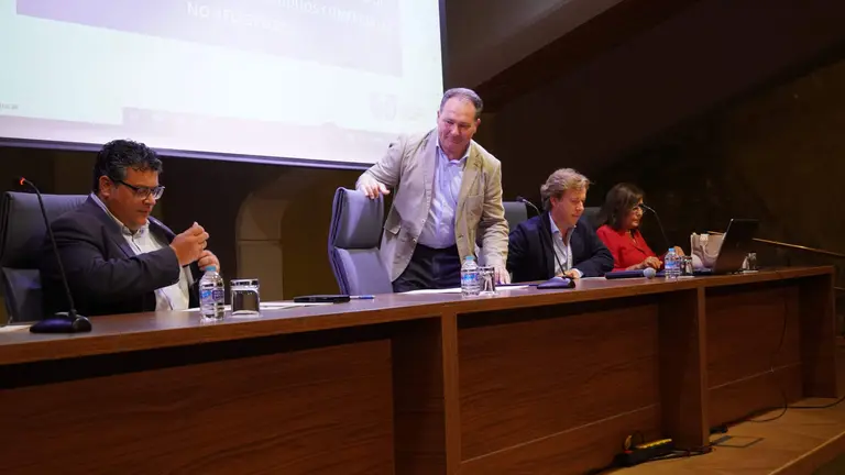 Toscano, de pie, en la presentaci&oacute;n del servicio