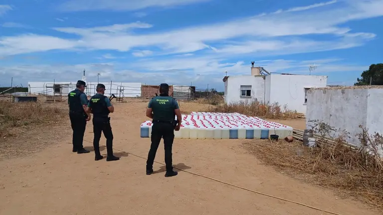 Agentes de la Guardia Civil junto a las garrafas en La Redondela