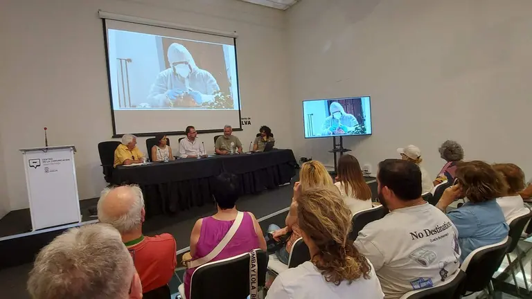 Reuni&oacute;n municipal con familiares de las v&iacute;ctimas para explicar el proceso