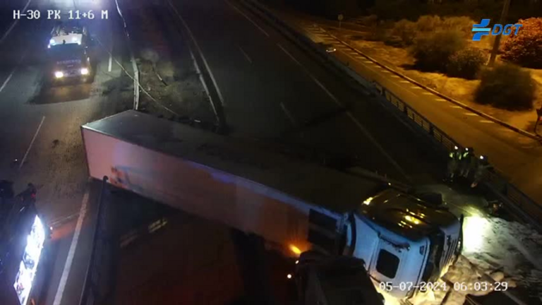 Cami&oacute;n atravesado en la H-30