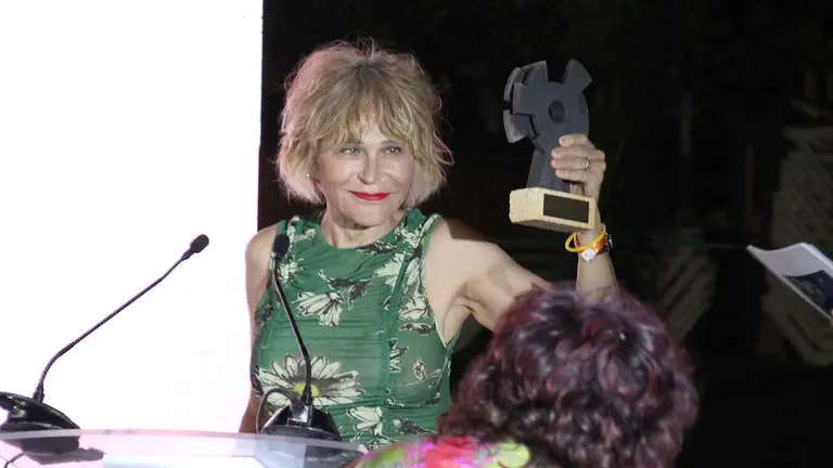 Antonia San Juan con el  Premio 'Francisco Elías'
