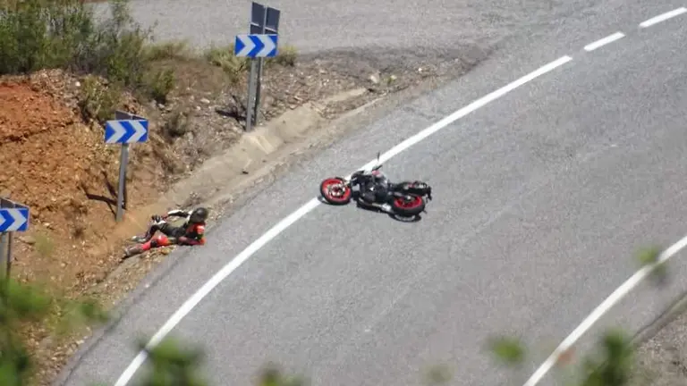 Motoristas accidentado en una carretera de Huelva