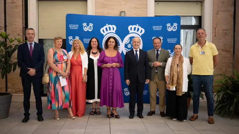 Foto de familia en el acto de la UNED