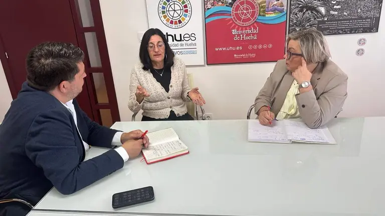 Marcos Toti y Mónica Rossi en un encuentro con la Rectora de la UHU
