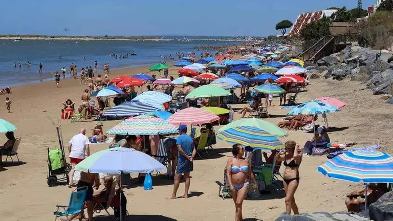 La playa ¿cerrada? de El Portil repleta de bañistas (Fotos: José M. Zúñiga Z.)