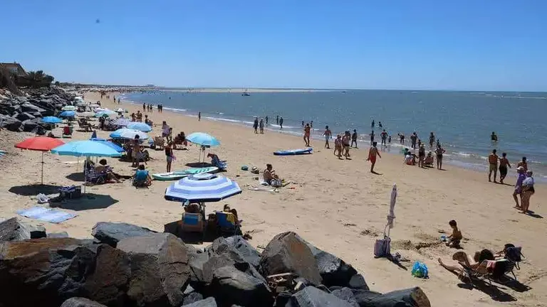 Los ba&ntilde;istas, entre las rocas de protecci&oacute;n contra los temporales