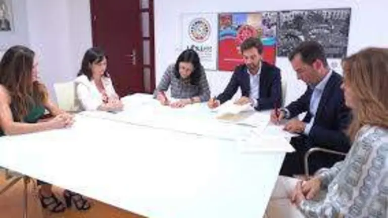 Firma del acuerdo a tres bandas