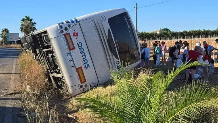 El autobús volcado