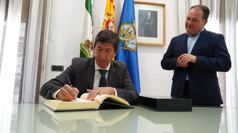 Juan Mar&iacute;n firma en el libro de Diputaci&oacute;n en presencia del presidente, David Toscano
