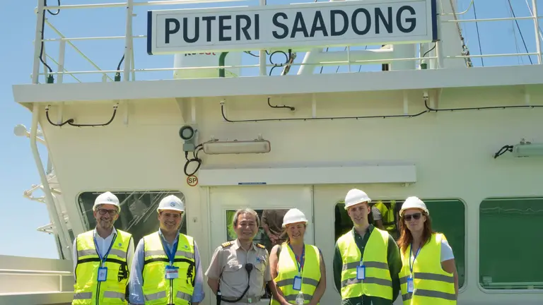 Mandos y tripulaci&oacute;n en el Puerto