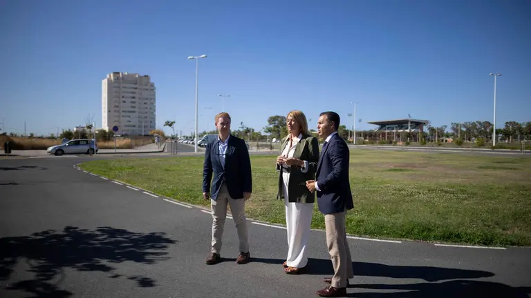 Miranda y Arias en el Ensanche ante el &uacute;nico edificio construido en la &uacute;ltima d&eacute;cada.