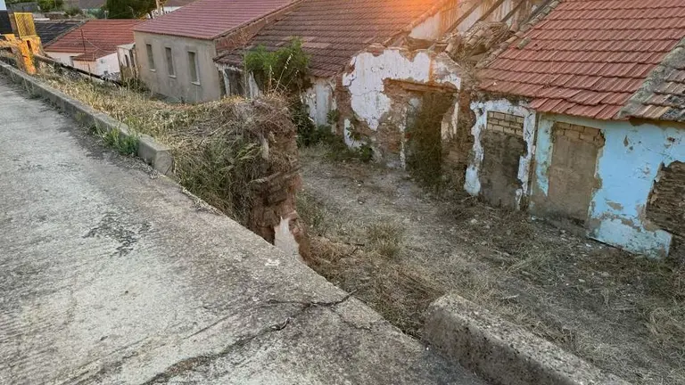 Hilera de casas en ruinas