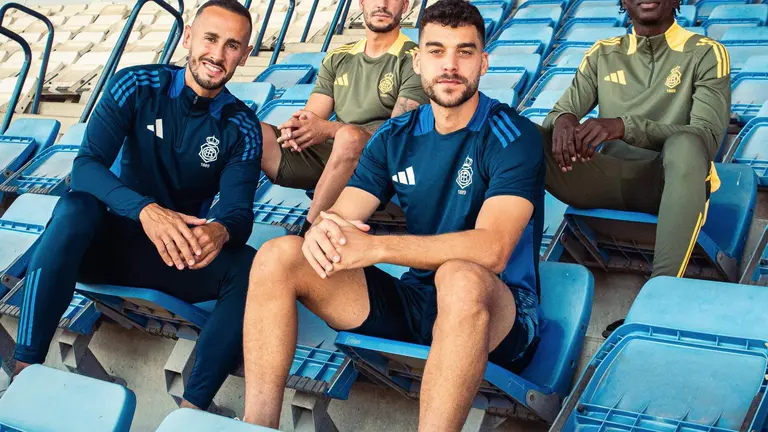 Ropa oficial de entrenamiento y paseo de jugadores y cuerpo técnico