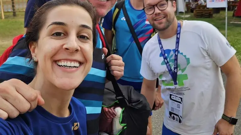 Carolina Marín y su cuerpo técnico en París.