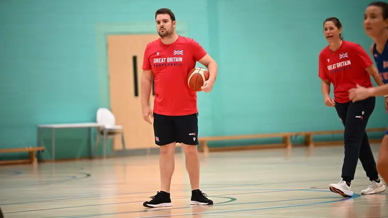 Iñígo Núñez con la selección femenina de Gran Bretaña.