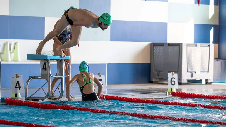 David Sánchez entrenando en una piscina de Huelva.