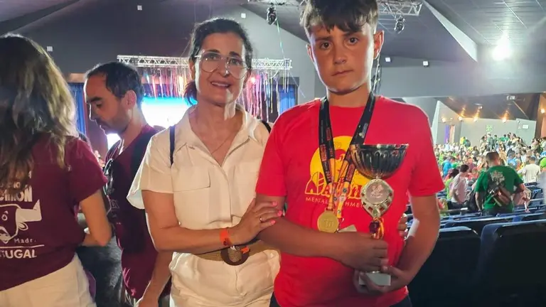 Iker D&iacute;az, tras recoger el trofeo internacional