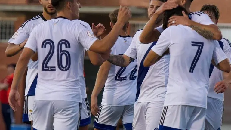 Los jugadores del Recre celebran uno de sus goles al Rociana.