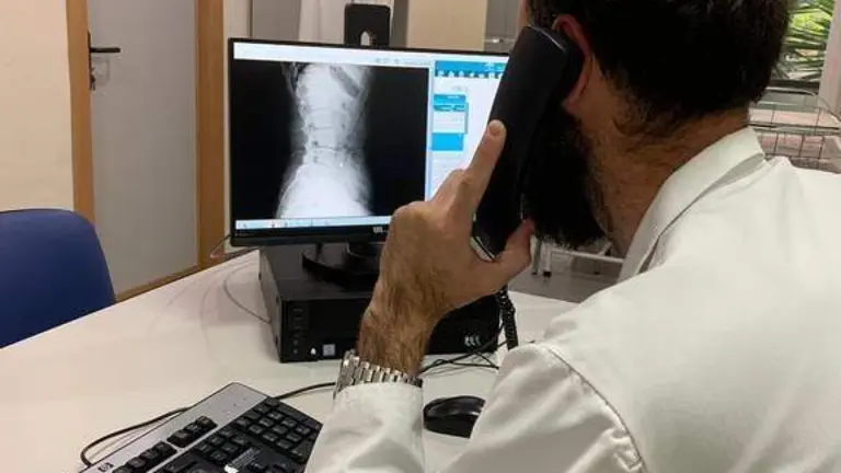 Un m&eacute;dico en la consulta