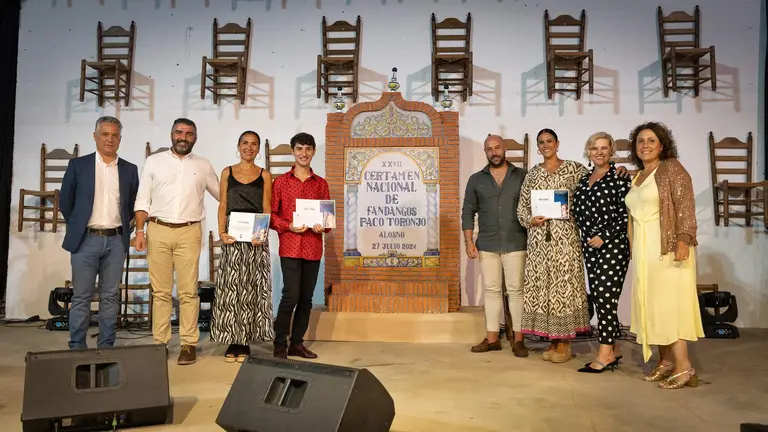 Foto de familia de los premiados (Foto- Jesús García Serrano-1