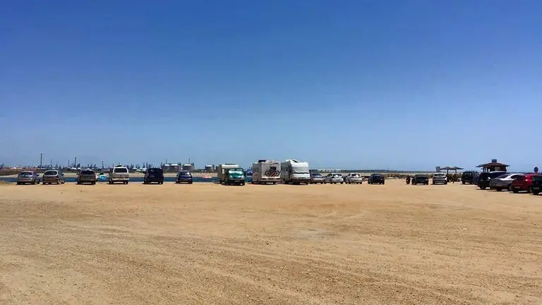 Tráfico Parking Canaleta de Punta Umbría, al fondo el Polo Químico