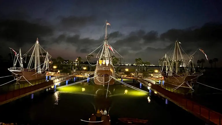 Iluminación nocturna del renovado Muelle de las Carabelas