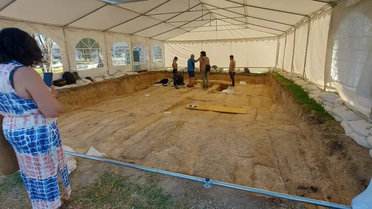 La nieta de una persona fusilada y arrojada a la fosa com&uacute;n observa los trabajos de exhumaci&oacute;n