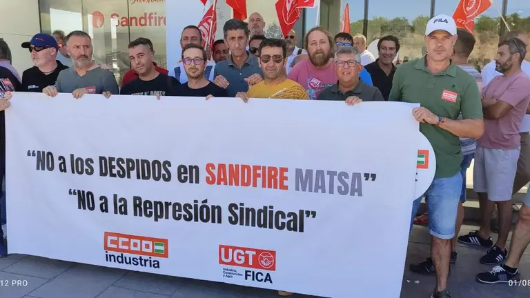 CCOO Huelva denuncia en una concentraci&oacute;n el rechazo de los despidos realizados por la direcci&oacute;n de la empresa de 3 representantes sindicales de la plantilla