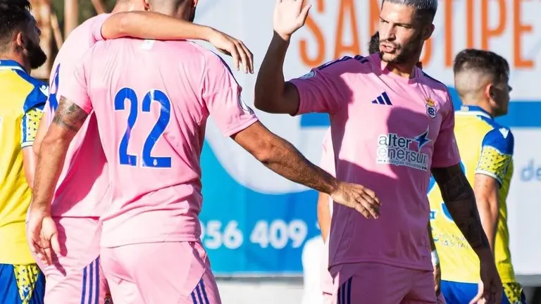 Caye Quintana felicita a Raúl Navas por su gol.