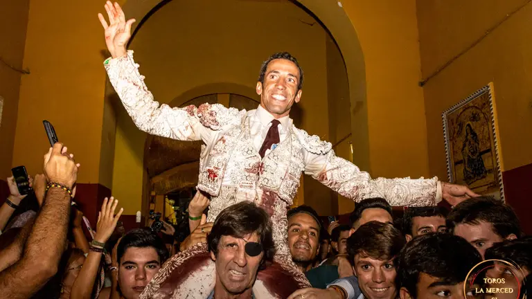 David de Miranda sale a hombros de Padilla por la Puerta Grande