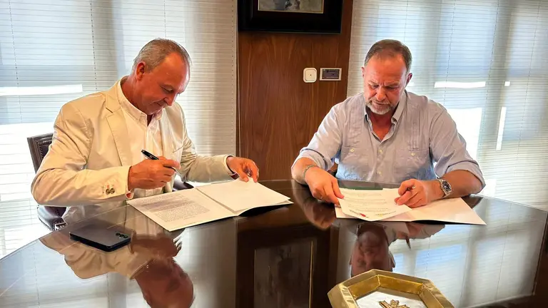 Firma del convenio entre Garc&iacute;a Palacios y Cerezo