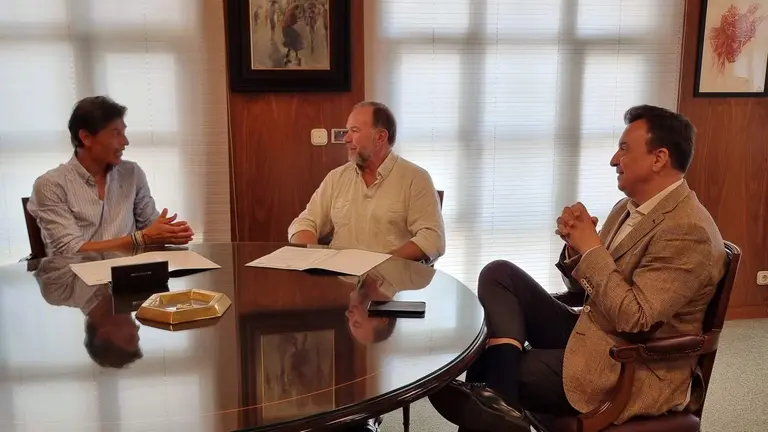 Encuentro entre Garc&iacute;a Palacios, Jes&uacute;s V&aacute;zquez y Emilio Ponce