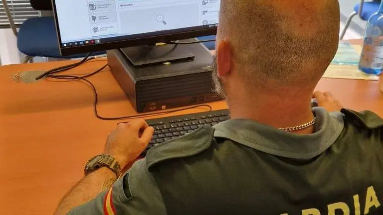 Un agente rastrea datos en el operativo