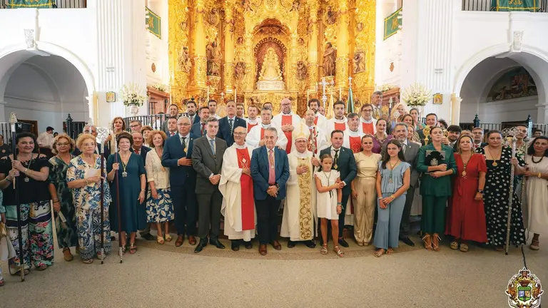 El alcalde de Almonte, en el centro, en el Santuario