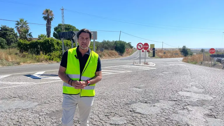 Enrique Gaviño, en la rotonda de Manzanilla