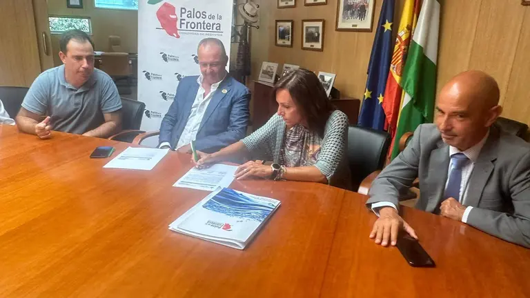 Firma del acuerdo entre Caja Rural y la CR Palos