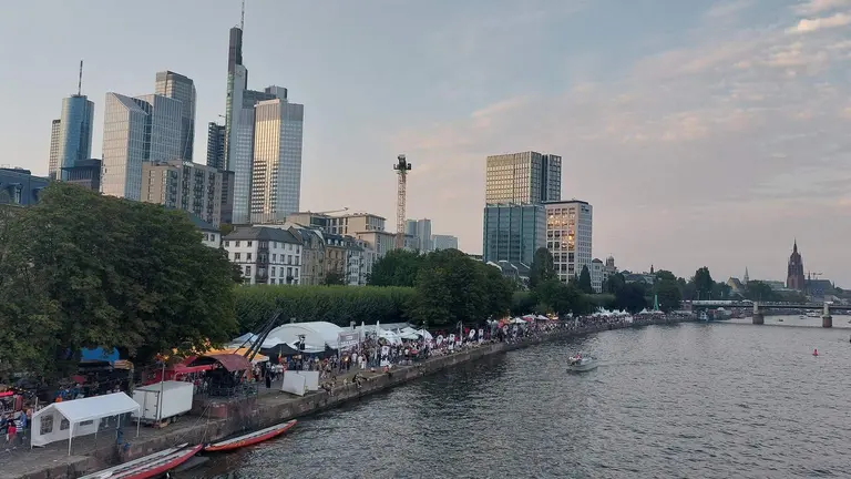 Panor&aacute;mica de la Feria en Alemania a la orilla del Main