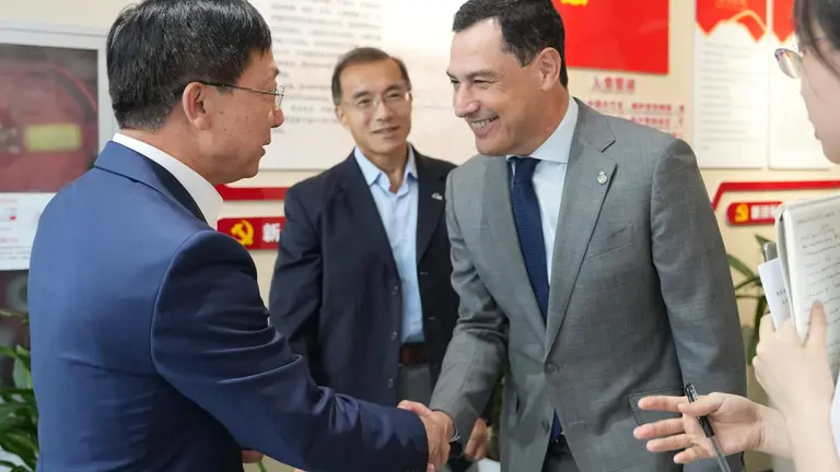 Reuni&oacute;n de Moreno en Pek&iacute;n, bajo la bandera comunista china