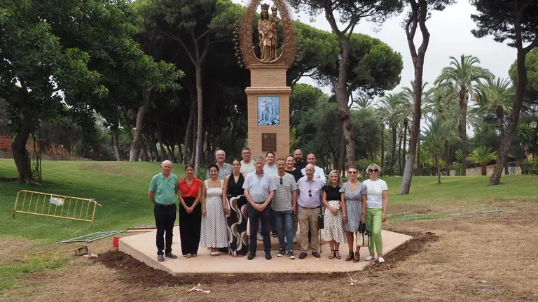 Autoridades locales, provinciales y de la hermandad, ante el monumento en La R&aacute;bida