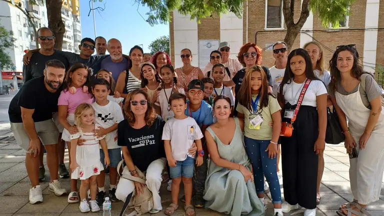 Foto de despedida de parte del colectivo solidario