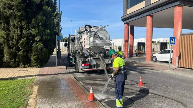 Limpieza de alcantarillas por Aguas de Huelva