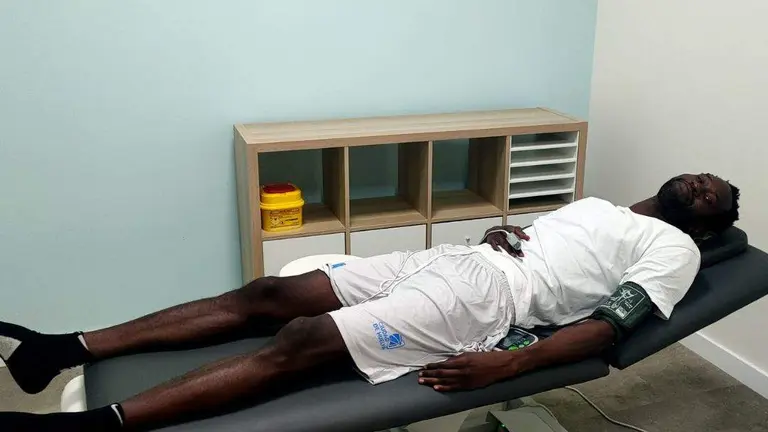 Pape Sow durante la ronda de reconocimientos médicos del Ciudad de Huelva.