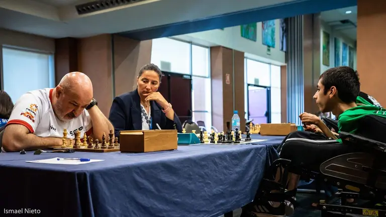 Partida de ajedrez con un competidor que sufre una discapacidad