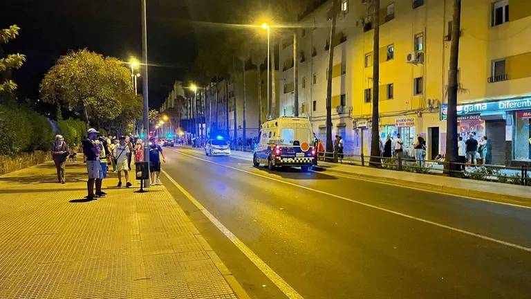 Momento de la evacuación de las dos mujeres de su casa