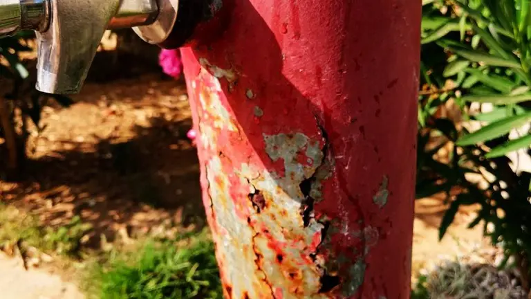 Una de las fuentes que funcionan, oxidada