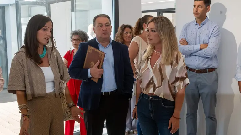 Toscano junto a la alcaldesa durante el acto