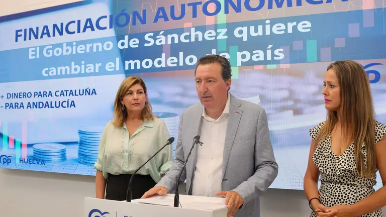 Manuel Andrés González, en el centro, junto a Verano y Centeno