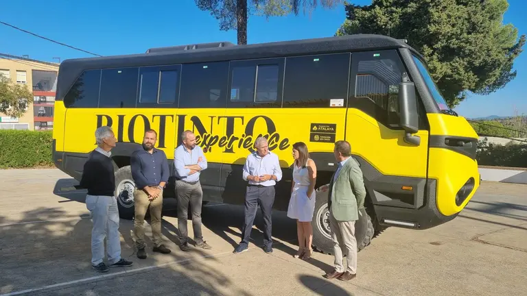 Veh&iacute;culo preparado para los visitantes a la explotaci&oacute;n minera