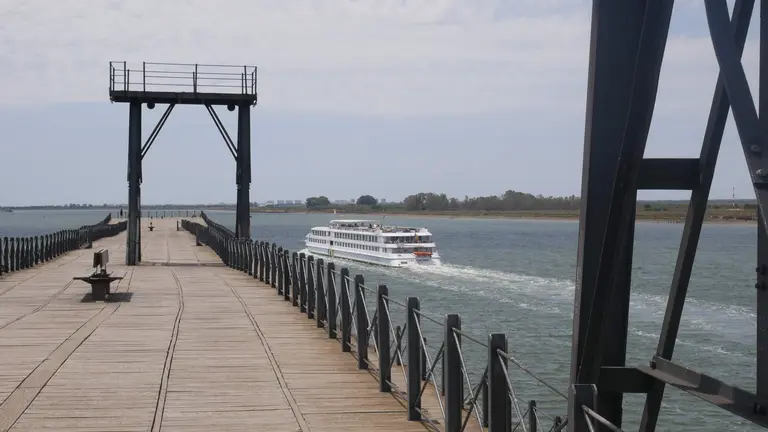 La Belle de Cadiz a su paso por el Muelle de la Cía de Riotinto